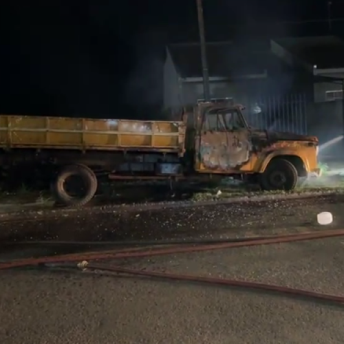 Incêndio destrói veículos e atinge residência no Jardim Tropical, em Campo Mourão