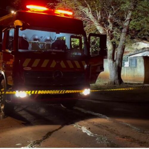 Incêndio atinge casas desocupadas em Peabiru e mobiliza bombeiros