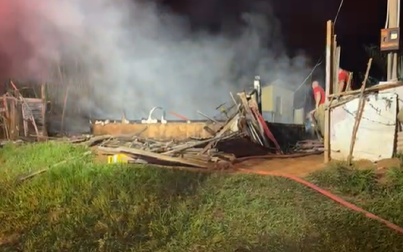 Casal morre em incêndio residencial no distrito de São Vicente, em Araruna