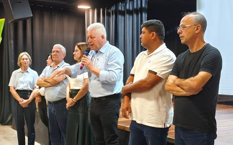 Empresários recebem informações sobre programa que garante kits de materiais e uniformes escolares