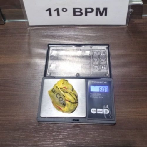 Jovem de 18 anos tenta fugir pulando muros, mas é preso por tráfico de drogas em Peabiru