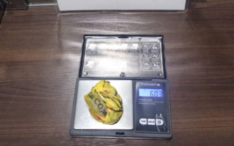 Jovem de 18 anos tenta fugir pulando muros, mas é preso por tráfico de drogas em Peabiru