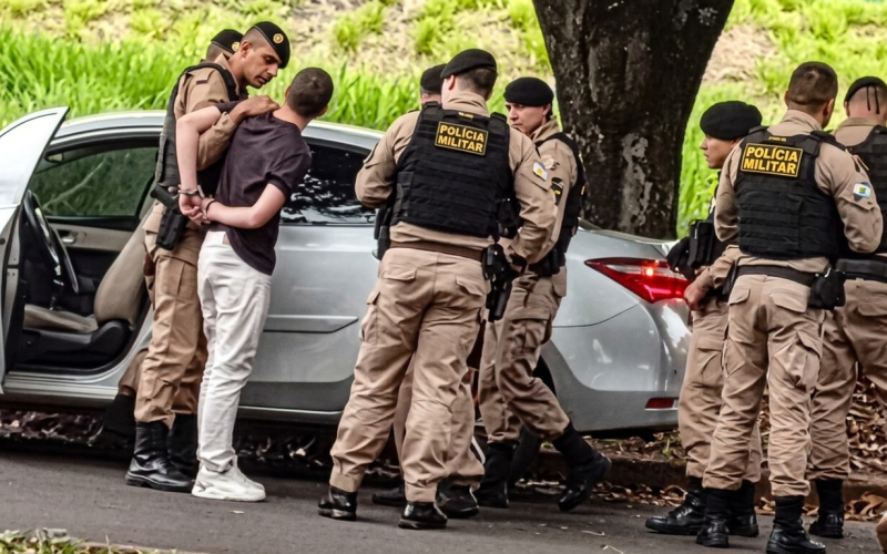 Médico residente tenta matar preceptor em hospital, atinge paciente e rouba carro em fuga