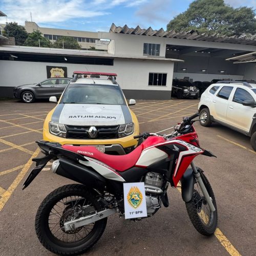 Jovem é detido após empinar motocicleta e tentar fugir da PM no centro de Campo Mourão