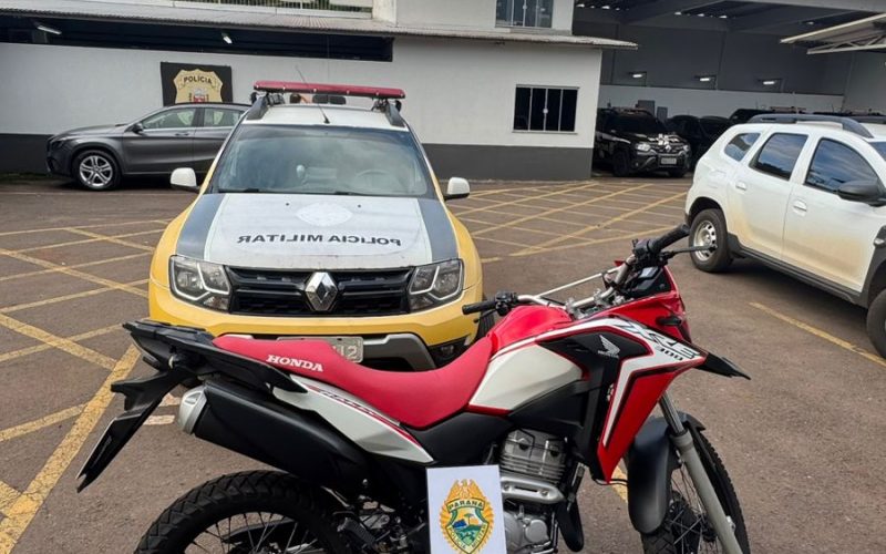 Jovem é detido após empinar motocicleta e tentar fugir da PM no centro de Campo Mourão