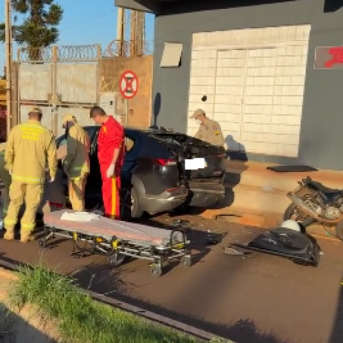Grave acidente deixa motociclista ferida no Jardim Modelo; vítima atingiu carro estacionado
