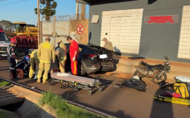 Grave acidente deixa motociclista ferida no Jardim Modelo; vítima atingiu carro estacionado