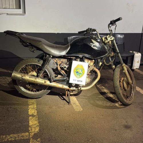 Jovem é apreendido pela PM com motocicleta adulterada após fuga no Distrito de Piquirivaí