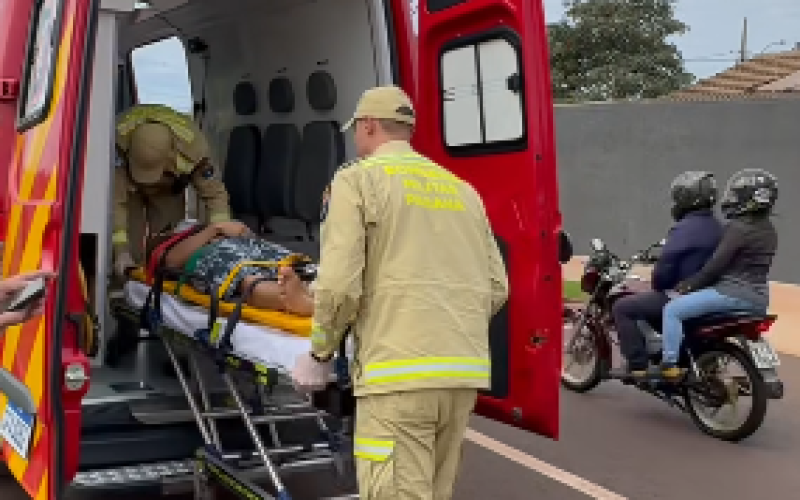 Motociclista fica ferido após colidir contra poste em Campo Mourão