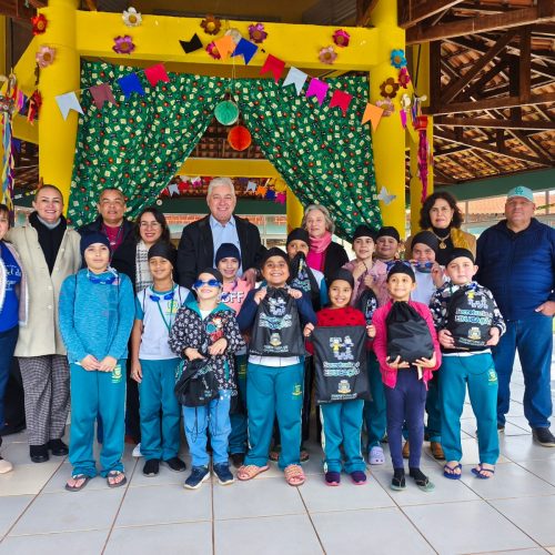 Alunos da rede municipal de Campo Mourão recebem kits de natação