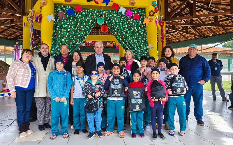 Alunos da rede municipal de Campo Mourão recebem kits de natação
