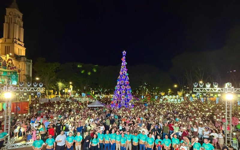 Campo Mourão recebe o “Papai Noel” com praça lotada