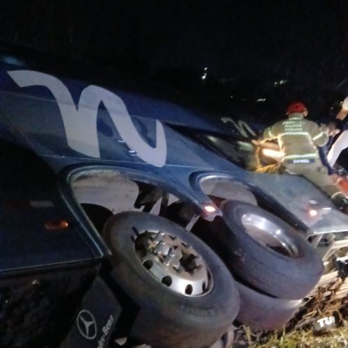 Ônibus com 64 turistas tomba em ribanceira na PR-317, em Campo Mourão
