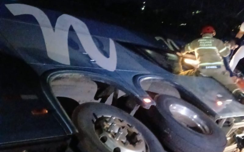 Ônibus com 64 turistas tomba em ribanceira na PR-317, em Campo Mourão