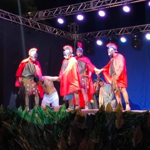 Emoção e Fé: 3ª Encenação da Paixão de Cristo reúne multidão em Campo Mourão
