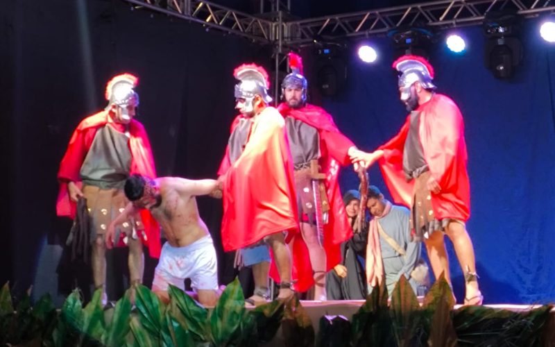 Emoção e Fé: 3ª Encenação da Paixão de Cristo reúne multidão em Campo Mourão