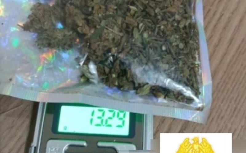 Homem ameaça ex-mulher com faca e deixa maconha para trás durante fuga no Centro