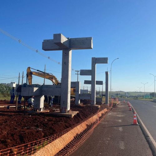 Passarelas na PR-317 ganham forma e reforçam segurança para pedestres em Campo Mourão