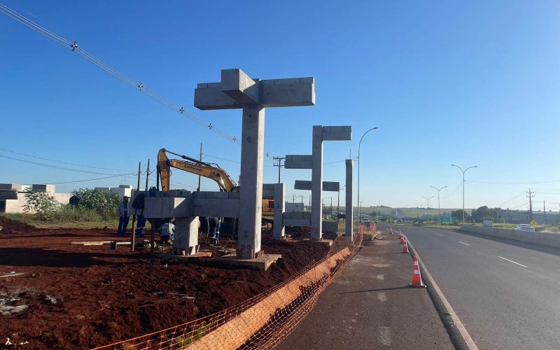 Passarelas na PR-317 ganham forma e reforçam segurança para pedestres em Campo Mourão