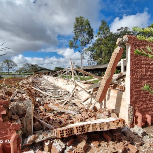 Pavilhões ociosos no Parque de Exposições de Campo Mourão são demolidos