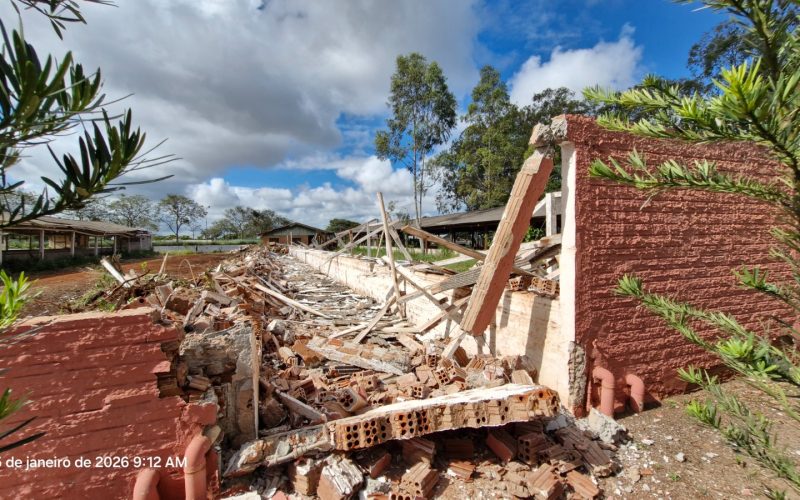 Pavilhões ociosos no Parque de Exposições de Campo Mourão são demolidos