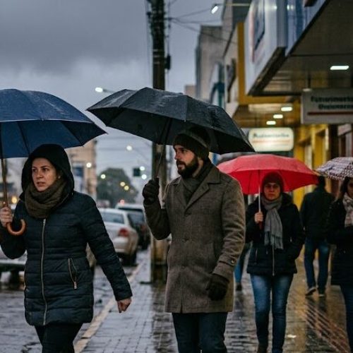 Frente fria traz chuva e derruba temperaturas no Paraná neste fim de semana