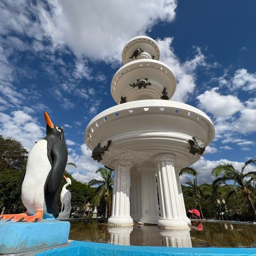 Pinguins do Chafariz da Praça Getúlio Vargas retornam ao monumento após duas décadas