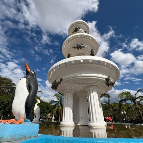 Pinguins do Chafariz da Praça Getúlio Vargas retornam ao monumento após duas décadas