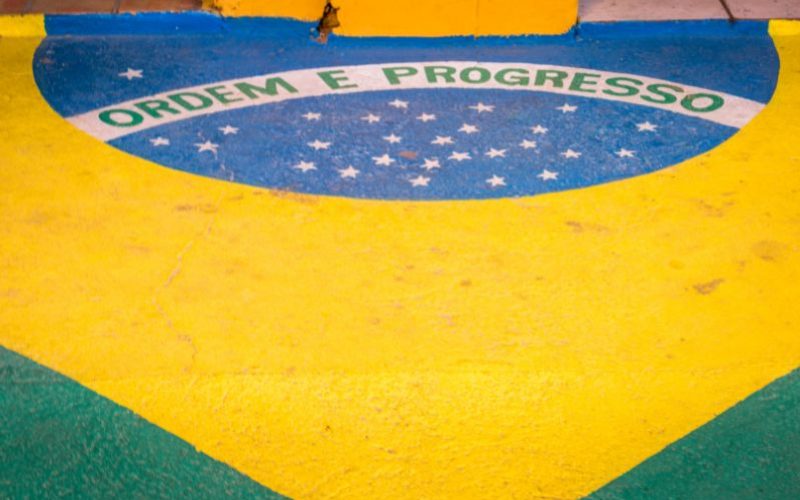 Campo Mourão: Diretran orienta moradores sobre pintura de vias durante a Copa do Mundo