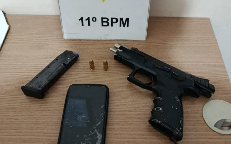 Homem é preso pela ROTAM após ameaçar populares e tentar fugir com pistola de numeração raspada