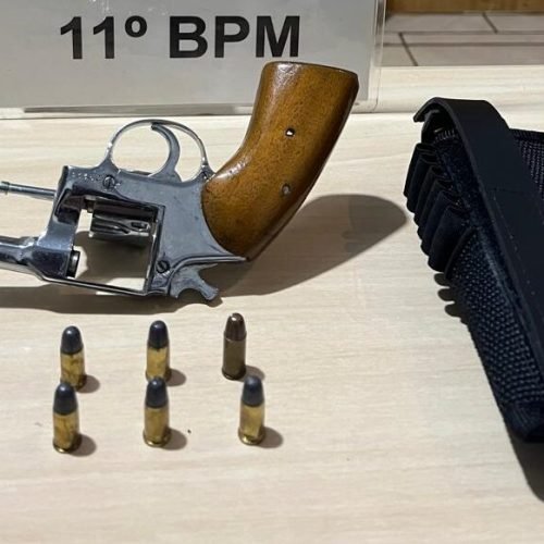 IRETAMA — Um homem de 35 anos foi preso em flagrante por porte ilegal de arma de fogo e corrupção ativa na noite do último domingo