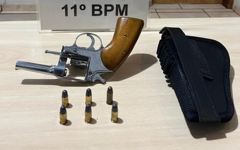IRETAMA — Um homem de 35 anos foi preso em flagrante por porte ilegal de arma de fogo e corrupção ativa na noite do último domingo