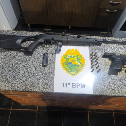 Homem é preso com pistola e rifle de numeração raspada após tentar fugir de viatura em Fênix