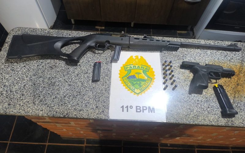 Homem é preso com pistola e rifle de numeração raspada após tentar fugir de viatura em Fênix