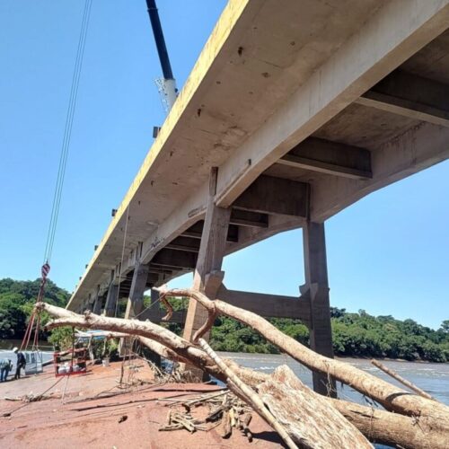 Começa retirada de balsa naufragada junto à ponte entre Floresta e Engenheiro Beltrão