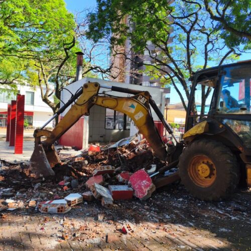 Antigo quiosque na esquina da Praça São José é demolido