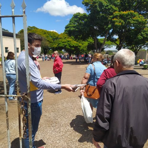 Saúde reforça ações de prevenção à dengue no Dia de Finados no Cemitério