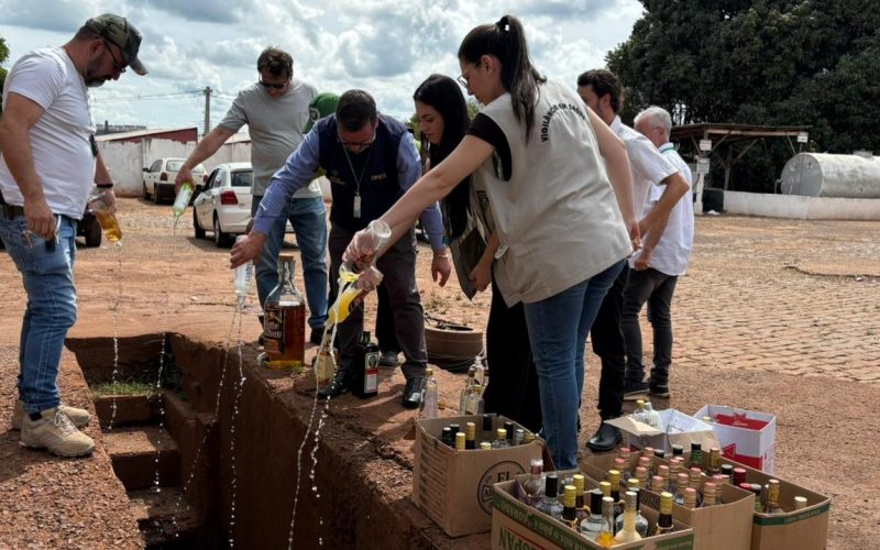 Procon de Campo Mourão descarta 211 litros de bebidas alcoólicas irregulares apreendidas em força-tarefa