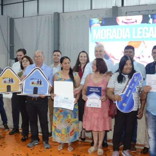 Mais 147 famílias recebem títulos de regularização de moradias