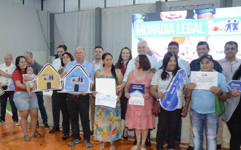 Mais 147 famílias recebem títulos de regularização de moradias