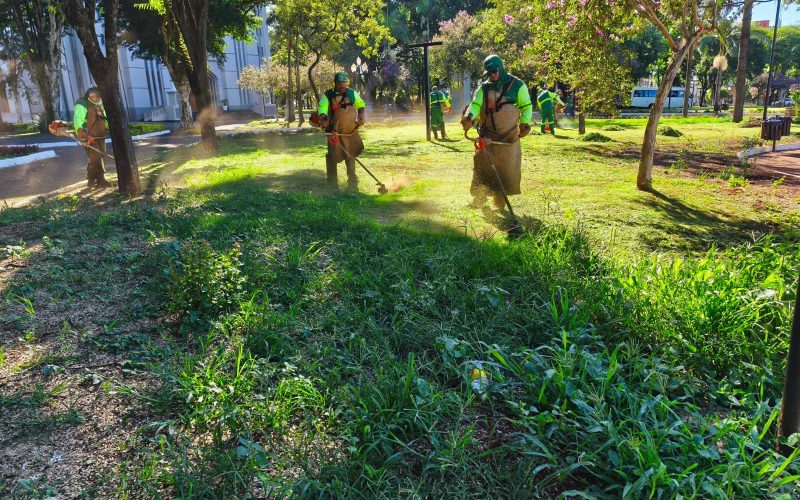 Prefeitura intensifica roçadas em espaços públicos e fiscaliza falta de limpeza de terrenos particulares