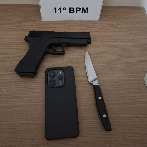 Polícia Militar prende dupla que assaltou estudante com faca e simulacro no Jardim Araucária