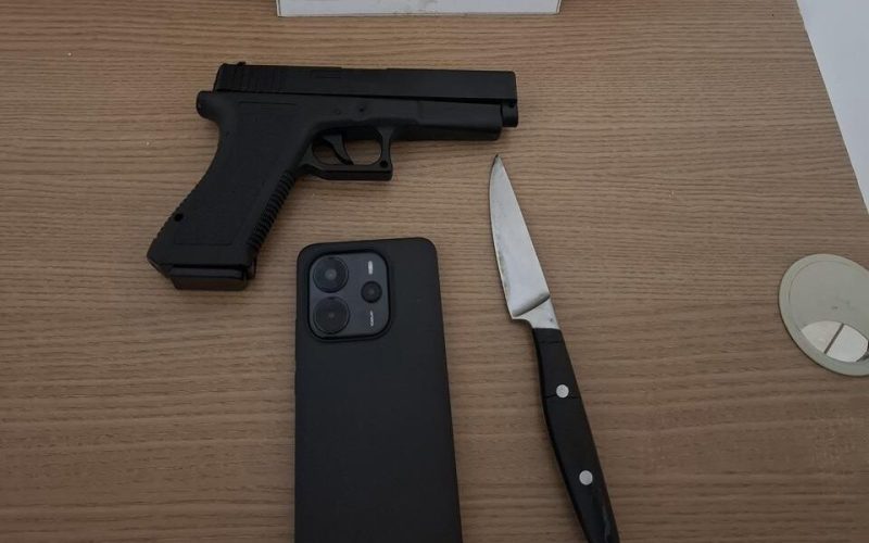 Polícia Militar prende dupla que assaltou estudante com faca e simulacro no Jardim Araucária