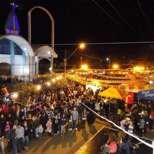 Motorista invade área de pedestres em festa junina na Vila Urupês