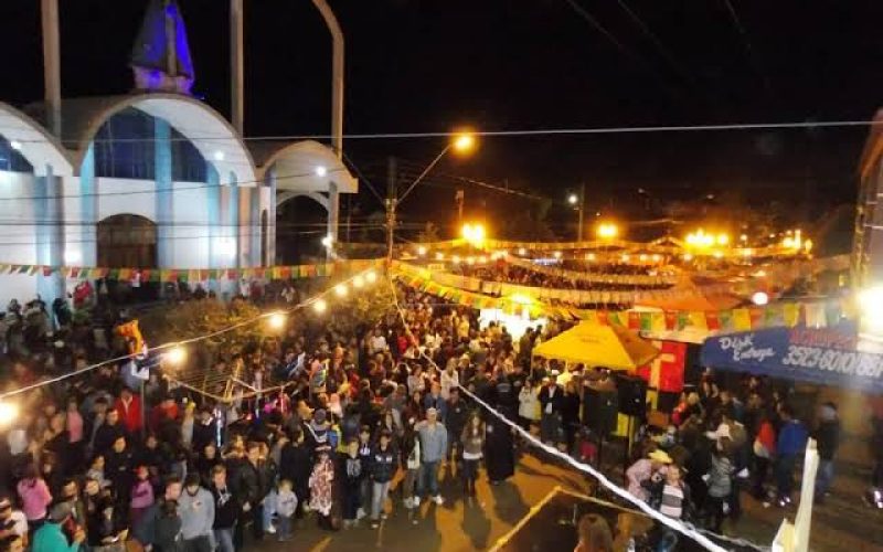 Motorista invade área de pedestres em festa junina na Vila Urupês