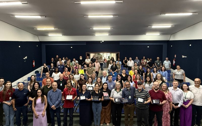 Campo Mourão celebra os destaques do funcionalismo municipal com a entrega do prêmio Servidor do Ano 2025