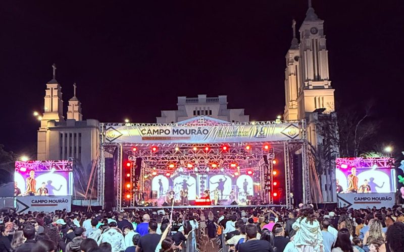Show de Clayton e Romário reúne multidão para comemorar os 78 anos de Campo Mourão