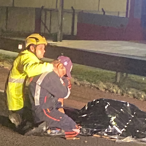 FOTO COMOVENTE DO SOCORRISTA DO SAMU NO MOMENTO QUE ENCONTROU O PRÓPRIO FILHO MORTO EM ACIDENTE NA BR-376 EM MAUÁ DA SERRA