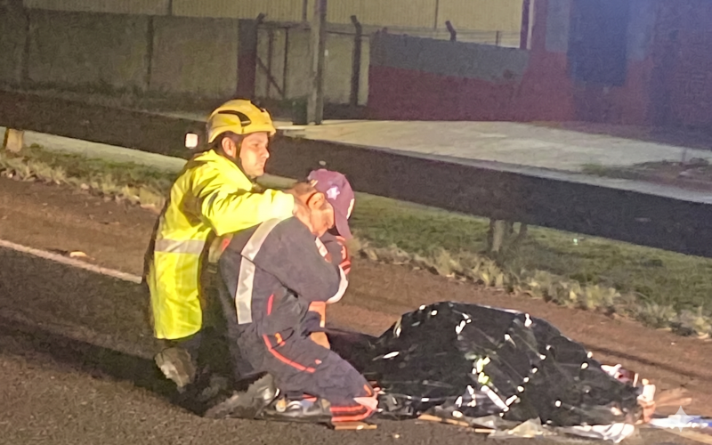 FOTO COMOVENTE DO SOCORRISTA DO SAMU NO MOMENTO QUE ENCONTROU O PRÓPRIO FILHO MORTO EM ACIDENTE NA BR-376 EM MAUÁ DA SERRA