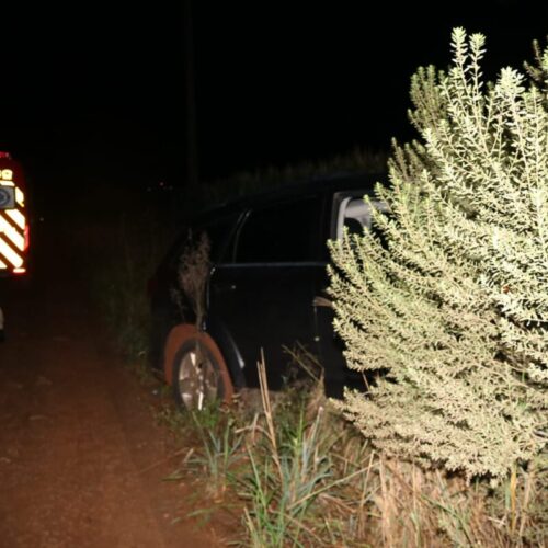 carro bate em poste na vila guaruja patrulha190